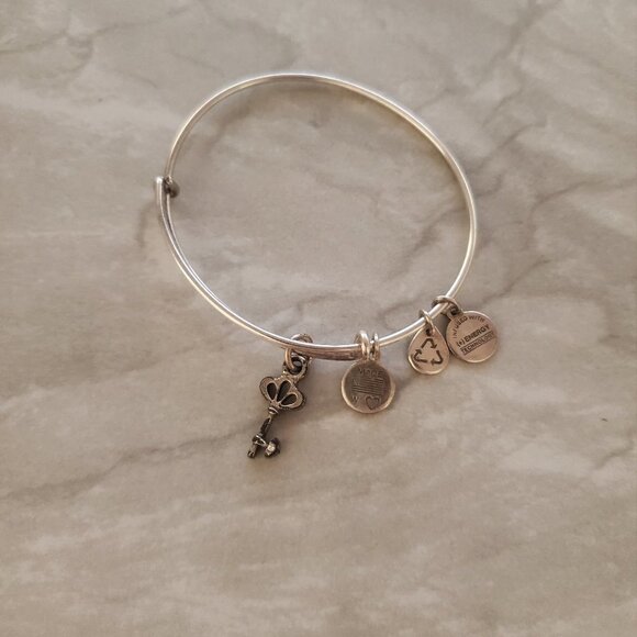 🔑 Alex and Ani Silver Key Expandable Charm Bracelet 🔑 - Picture 1 of 3